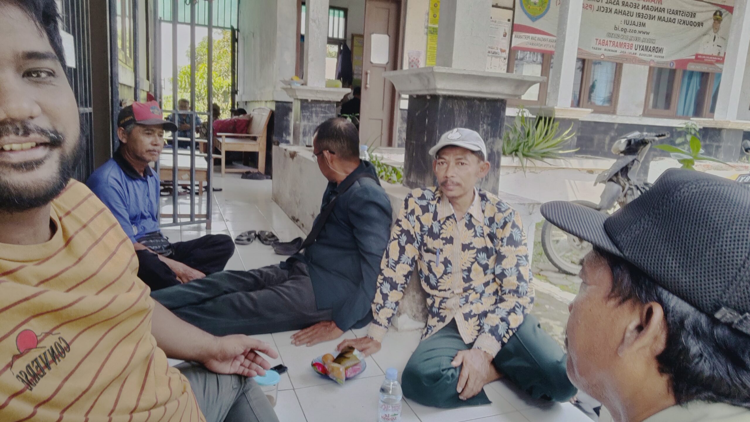 Sawah, Sinyal, dan Sasmita: Belajar dari “Mbah Google” ala Petani Indramayu